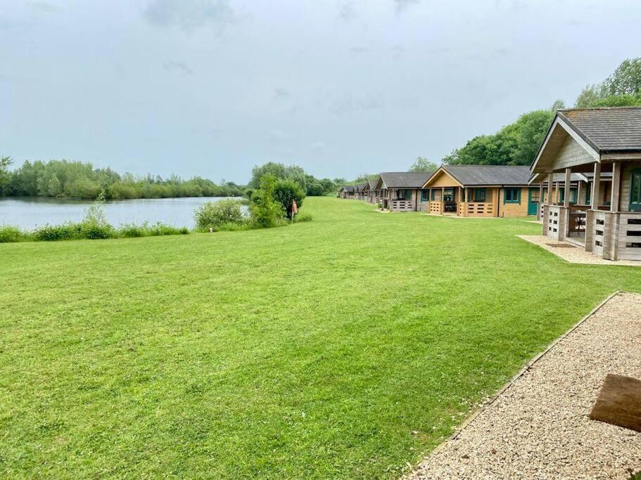 Lilly Lodge, Lake Pochard South Cerney Kültér fotó